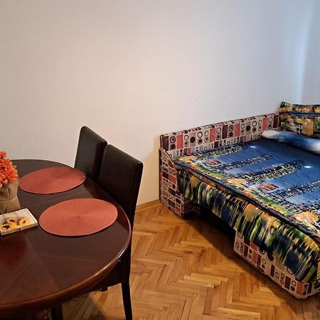 Lovely 1 Bedroom Apartment In City Centre, Sleeps 4 ! Турда Екстер'єр фото