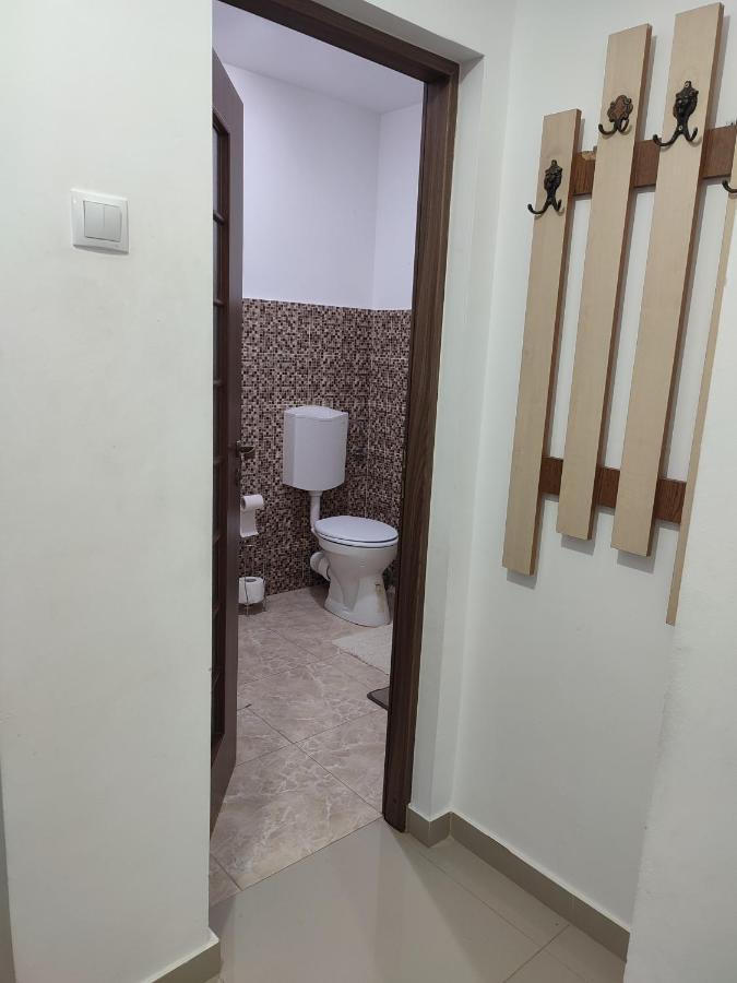 Lovely 1 Bedroom Apartment In City Centre, Sleeps 4 ! Турда Екстер'єр фото