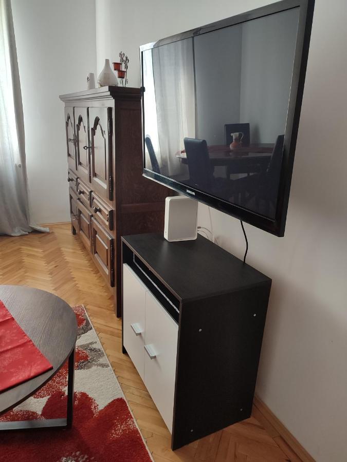 Lovely 1 Bedroom Apartment In City Centre, Sleeps 4 ! Турда Екстер'єр фото